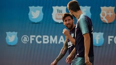 Los jugadores del Barcelona, Leo Messi y Gerard Piqu&eacute;, durante un entrenamiento.