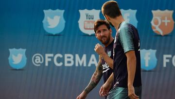 Los jugadores del Barcelona, Leo Messi y Gerard Piqué, durante un entrenamiento.