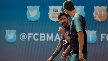 Los jugadores del Barcelona, Leo Messi y Gerard Piqu&eacute;, durante un entrenamiento.