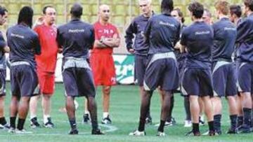 <b>ATENTOS. </b>Rafa Benítez da órdenes a sus jugadores durante el entrenamiento de ayer en Montecarlo.