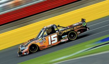 El finlandés lo dejó en 2021. Puro talento y carisma Raikkonen se marcha con el título de 2007 bajo el brazo, 21 victorias y el honor de ser el piloto con más grandes premios disputados, 350. Un récord que si nada se tuerce será para Fernando Alonso, con 338. Al igual que el español, el finlandés es un piloto multidisciplinar, ya que durante su primer retiro probó en el Mundial de Rallys en 21 citas y en la NASCAR en sus disciplinas de la Camping World Truck Series y la Nationwide Series, la segunda división de los ‘stock cars’.