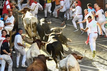 Imágenes del séptimo encierro de los Sanfermines 2022. La ganadería encargada de los toros de este séptimo encierro será la de Victoriano del Río, una de las más importantes del panorama taurino nacional.