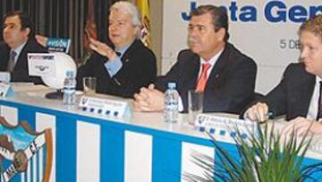 <b>CUENTAS. </b>De izquierda a derecha, Francisco Gutiérrez, Serafín Roldán, Paco Martín Aguilar y Antonio Mendoza en la última Junta.