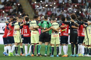 Ambos equipos se unieron por la paz en el centro de la cancha del Estadio Akron.