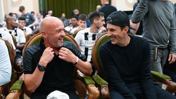 CASTELLÓN DE LA PLANA, 06/05/2024.- El entrenador del CD Castellón, Dick Shcreuder (i) y el principal propietario Haralabos Voulgaris celebran con la plantilla el ascenso a Segunda División ante miles de seguidores 'orelluts' que han abarrotado este lunes el corazón de la ciudad y los aledaños para celebrar este éxito con su equipo. EFE/Andreu Esteban