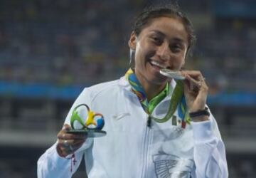 Lupita González ya luce su medalla de plata en el cuello