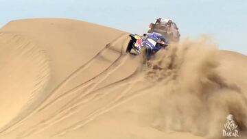 Sainz persigue a Al Attiyah en las dunas.