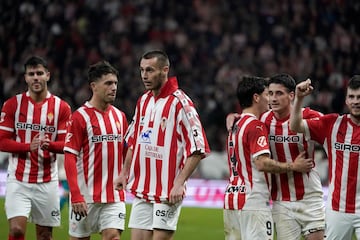 El jugador rojiblanco está siendo el más destacado. Un gol, otro anulado por la punta de la bota y un esfuerzo en cada balón le han hecho en el jugador más determinante e imprescindible de la categoría.
Delanteros
