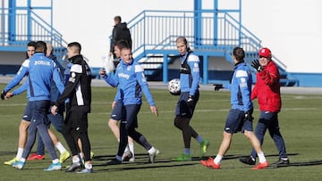 Javier Aguirre, al frente de un entrenamiento con el Legan&eacute;s. 