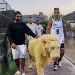 Las vacaciones de Mariano en Dubái: de conducir coches de lujo a pasear un león