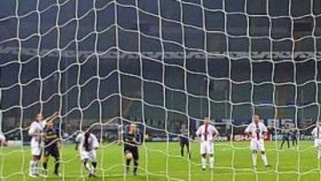 <B>AL PALO. </B>Julio Cruz tiro al poste un penalti en el desierto Giuseppe Meazza.
