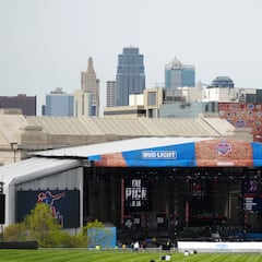 Are NFL teams allowed to trade players on draft night? These are the rules