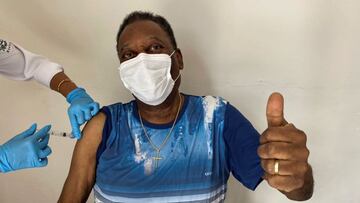 Pelé posa mientras recibe la vacuna