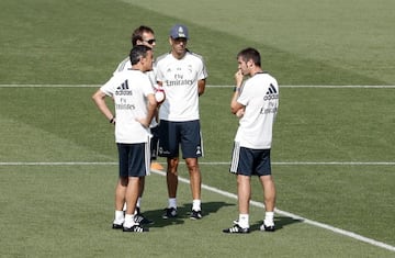 Antolín Gonzalo, primero por la izquierda, con Julen Lopetegui y los ayudantes de este, Pablo Sanz y Albert Celades, en un entrenamiento del Real Madrid en agosto de 2018.