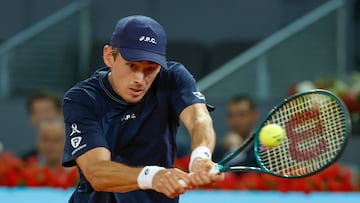MADRID, 30/04/2025.- El australiano Alex de Minaur en su encuentro frente al italiano Lorenzo Musetti durante el Mutua Madrid Open que han disputado hoy mi¨¦rcoles en las instalaciones de la Caja M¨¢gica, en Madrid. EFE / Juanjo Mart¨ªn.