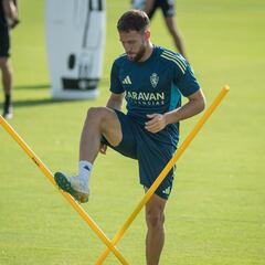Calero se ejercita al margen tras darse la vuelta cuando viajaba a León