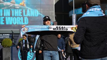 Manchester (United Kingdom), 17/04/2024.- A fan poses for a photograph ahead of the UEFA Champions League quarter final, 2nd leg soccer match between Manchester City and Real Madrid, in Manchester, Britain, 17 April 2024. (Liga de Campeones, Reino Unido) EFE/EPA/ADAM VAUGHAN
