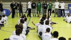 Cl&iacute;nic con cien ni&ntilde;os. Jugadores de los Celtics (Lee, Young, Mickey, Smart y Hunter) y del Madrid (Hernang&oacute;mez y Taylor), ayer en el colegio Buen Consejo de Madrid. 
 
 
 
 
 
 
 
 
 
 