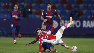 VALENCIA, SPAIN - NOVEMBER 08: Borja Sainz of Deportivo Alaves is challenged by Ruben Vezo of Levante during the La Liga Santander match between Levante UD and Deportivo Alaves at Ciutat de Valencia Stadium on November 08, 2020 in Valencia, Spain. Sportin