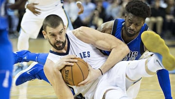 Marc Gasol se lleva un bal&oacute;n en el suelo ante Wesley Matthews.