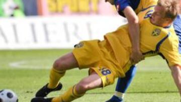 <b>PLACAJE. </b>El ucranio Levchenko agarra por la cintura al sueco Sebastian Larsson.