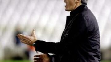 El entrenador del Racing de Santander, Paco Fernández se dirige a sus jugadores desde la banda durante el encuentro de ida de los octavos de final de la Copa del Rey que Racing y Almería diputan esta noche en el estadio del Sardinero, en Santander.