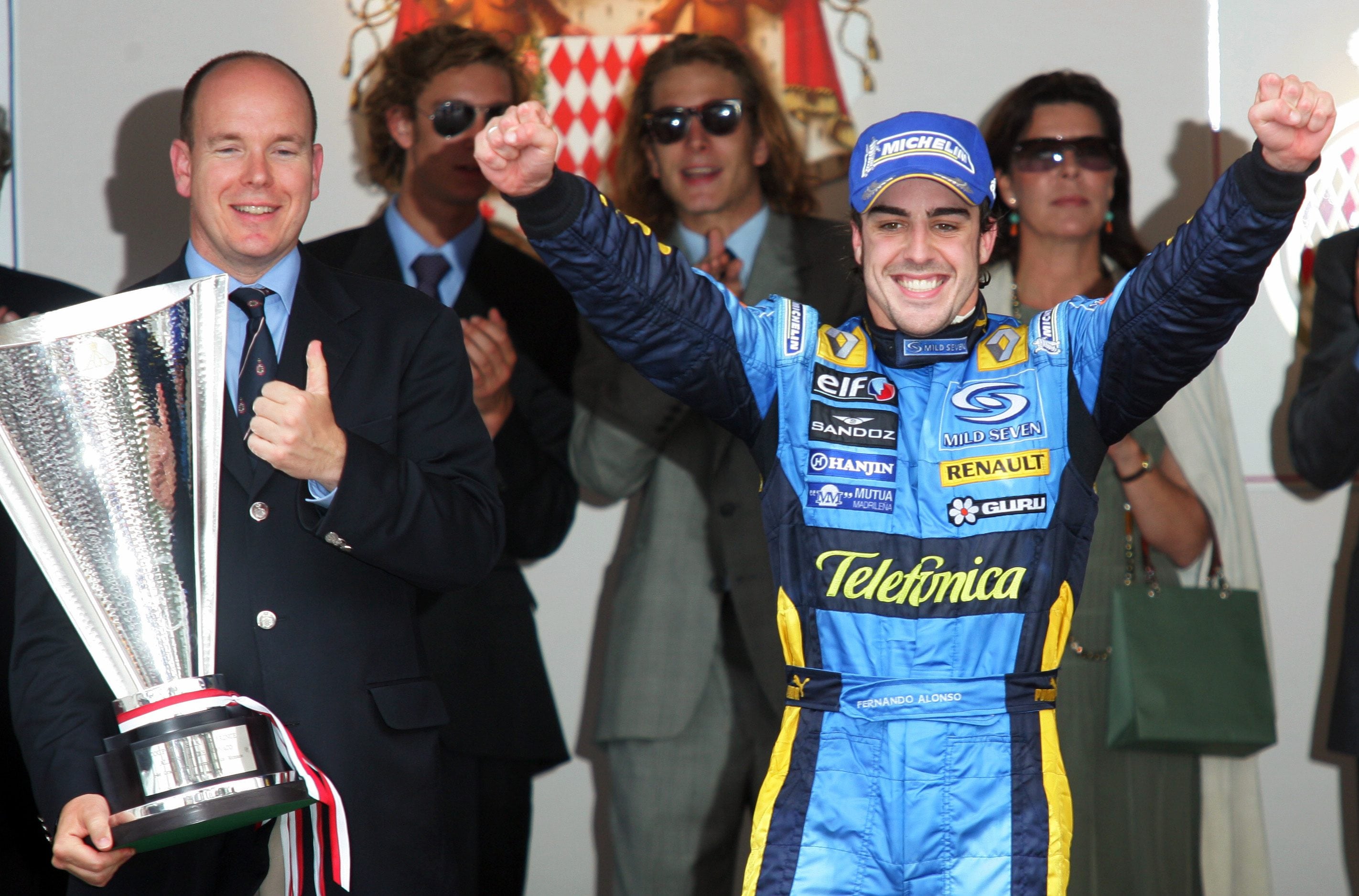 Alonso celebra su victoria en Mónaco 2006.