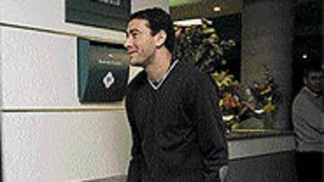 <B>CON MULETAS</b>. Kily González fue operado el domingo y ayer mismo ya pudo regresar a su domicilio.