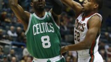 Jeff Green, de los Celtics, ante Khris Middleton, de los Bucks.