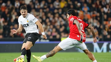 VALENCIA, 19/12/2025.- El centrocampista suizo del Valencia Filip Ugrinic (i) pelea un balón ante el centrocampista portugués del Real Mallorca Samú Costa, durante el partido de LaLiga de fútbol entre el Valencia y el Mallorca, este viernes en el estadio de Mestalla. EFE/Ana Escobar