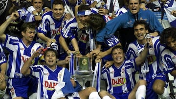 V.12.Valencia, 27705/00. Los jugadores del R.C.D. Espanyol, posan con la Copa del Rey, conseguida al derrotar en la final al Atletico de Madrid por dos goles a uno. EFE/Manu Bruque. (IMAGEN DIGITAL)  