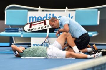 El uzbeko Denis Istomin recibe un masaje en su partido contra el búlgaro Grigor Dimitrov.