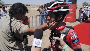 El ciclista Roberto Heras (Gaes1), recibe la felicitaci&oacute;n del director general de la prueba F&eacute;lix Dot tras ganar la clasificaci&oacute;n general de la Milenio Titan Desert by Gaes.
 
 
 