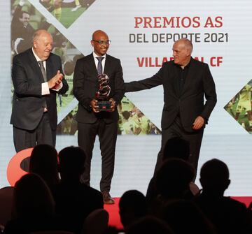 Premio AS del deporte al Villarreal. José Manuel Llaneza y Marcos Senna recogen el premio de manos de Javier Tebas, presidente de LaLiga.