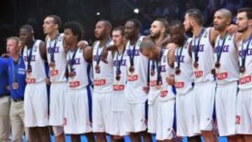 La selección francesa posa con la medalla de bronce.