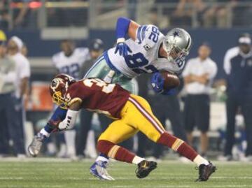 Jason Witten (82) de los Dallas Cowboys ante el jugador de los Washington Redskins, David Amerson (39).
