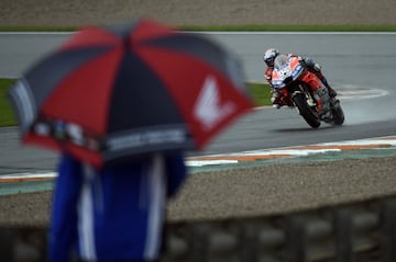 Andrea Dovizioso durante el GP de Valencia disputado en el circuito de Cheste. 