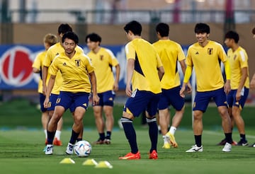 Gaku, a la izquierda, se entrena con sus compañeros en el Mundial de Qatar. 