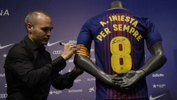 Iniesta junto a su camiseta. 