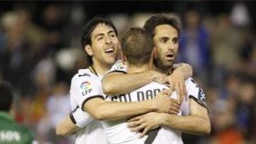 <b>VALENCIA 4 - BETIS 0</b>. Parejo, Soldado y Jonas celebran el primer gol ante el Betis.