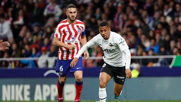 Koke mira cómo se va Samuel Lino con la pelota en el Atlético-Valencia del sábado.