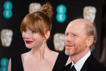 Bryce Dallas Howard acompañó a su padre Ron Howard, nominado por el documental Eight Days a Week.