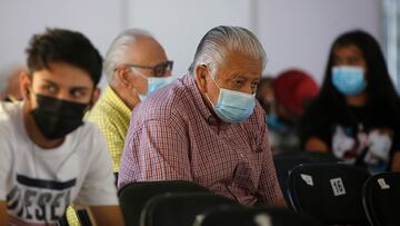 Santiago, 7 febrero 2022.
Comienza la segunda dosis de refuerzo en personas mayores de 55 años en el vacunatorio de la comuna de La Florida. 
Jonnathan Oyarzun/Aton Chile
