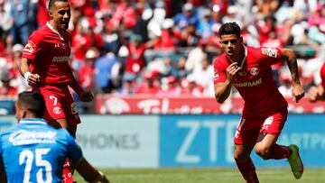 MEX6241. TOLUCA (MÉXICO), 12/02/2023.- Maximiliano Araujo (d) del Toluca celebra un gol anotado al Cruz Azul hoy, durante un partido por la jornada 6 del torneo Clausura 2023 del fútbol mexicano, en el estadio Nemesio Diez, en Toluca (México). EFE/ Alex Cruz