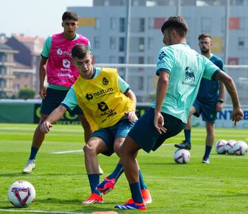 Unai Vencedor ya luce los colores del Racing junto a Diego Díaz e Iñigo López.