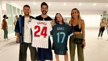 Alejandro &#039;El Papu&#039; G&oacute;mez le regal&oacute; camisetas a Camilo. Conozca c&oacute;mo fue en encuentro entre el futbolista argentino y el cantante colombiano.