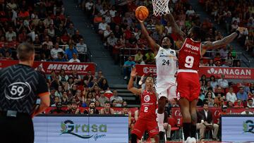 ZARAGOZA, 30/05/2025.- El base del Real Madrid, Andrés Feliz (c), entra a canasta ante el pivot estadounidense de Casademont Zaragoza, Nate Watson, durante el encuentro de la Liga Endesa que disputan hoy viernes Casademont Zaragoza y Real Madrid en el pabellón Príncipe Felipe de Zaragoza. EFE / Javier Cebollada.