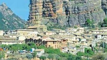 <b>LOS MALLOS DE AGÜERO. </b>Agüero (Huesca) está enclavado bajos dos mallos formados en el cretácico: uno parece un puño anclado y el otro, una mano que se alza.