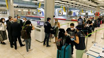 Pasajeros pasan por un control durante la visita del ministro de Transportes, Movilidad y Agenda Urbana, José Luis Ábalos y el ministro de Sanidad, Salvador Illa, en su visita al Aeropuerto Adolfo Suárez Madrid-Barajas.