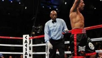 <b>DEMOLEDOR. </b>Williams yace en el suelo derribado por 'Maravilla'.